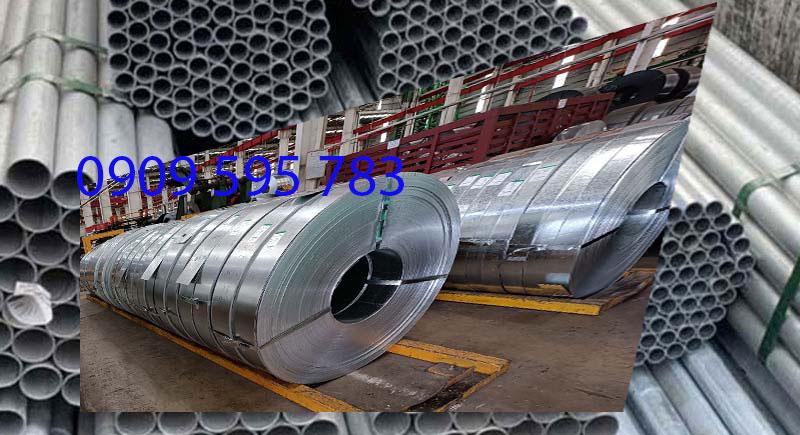 H3: Ứng dụng trong xây dựng – đảm bảo độ bền và tính ổn định cho công trình Trong ngành xây dựng, thép mạ kẽm được xem là vật liệu nòng cốt cho các hạng mục đòi hỏi khả năng chống ăn mòn, chịu tải và duy trì độ bền trong thời gian dài. Lớp kẽm phủ lên bề mặt thép hoạt động như “màng bảo vệ kép”, vừa ngăn nước và oxy tiếp xúc trực tiếp với kim loại, vừa tạo lớp bảo vệ điện hóa giúp thép không bị gỉ nếu xảy ra trầy xước nhẹ. Nhờ vậy, thép mạ kẽm được sử dụng rộng rãi cho các kết cấu như khung thép, lan can, cầu thang và hệ thống thang máng cáp – những vị trí phải tiếp xúc thường xuyên với mưa nắng. Việc chuyển sang sử dụng thép mạ kẽm giúp công trình duy trì vẻ bề ngoài sạch sẽ, hạn chế chi phí sơn sửa và nâng cao mức độ an toàn trong suốt vòng đời khai thác. H3: Ứng dụng trong công nghiệp – tối ưu hiệu suất vận hành và tuổi thọ thiết bị Ở môi trường công nghiệp, nơi thiết bị phải hoạt động liên tục và thường xuyên chịu ảnh hưởng của hóa chất, bụi bẩn hoặc hơi ẩm, thép mạ kẽm đóng vai trò quan trọng trong việc bảo vệ kết cấu kim loại khỏi tình trạng xuống cấp nhanh chóng. Lớp mạ ổn định giúp giảm thiểu quá trình oxi hóa, giữ cho khung máy, đường ray, bệ đỡ và các chi tiết hạ tầng luôn hoạt động ổn định, tránh gãy gập hoặc hư hỏng do gỉ sét. Ngoài ra, nhiều hệ thống xử lý môi trường như bể lọc, khung đỡ thiết bị, dàn giá hoặc lồng bảo vệ cũng ưu tiên sử dụng thép mạ kẽm vì khả năng chịu tác động hóa chất nhẹ. Điều này không chỉ bảo đảm quá trình vận hành suôn sẻ mà còn giảm đáng kể chi phí bảo trì định kỳ của doanh nghiệp. H3: Ứng dụng trong nông nghiệp – hỗ trợ môi trường chăn nuôi và tưới tiêu ổn định Trong lĩnh vực nông nghiệp, thép mạ kẽm được ứng dụng cho các hệ thống dẫn nước, chuồng trại và silo chứa nông sản – những công trình thường xuyên chịu tác động từ độ ẩm cao, hơi phân bón hoặc hóa chất trong quá trình chăn nuôi. Lớp kẽm giúp bề mặt thép hạn chế gỉ sét, tránh nhiễm bẩn nguồn nước và giữ cấu trúc chuồng trại chắc chắn trong thời gian dài. Bên cạnh đó, sử dụng thép mạ kẽm trong silo hoặc khung nhà nuôi giúp giảm nguy cơ mục gãy, giữ chất lượng nông sản, đồng thời tạo điều kiện vệ sinh tốt hơn cho trang trại. Nhờ đặc tính bền và nhẹ, thép mạ kẽm đang dần thay thế gỗ và thép đen trong nhiều mô hình nông nghiệp hiện đại. H3: Ứng dụng trong cơ khí – điện lạnh – tăng tính ổn định và độ chính xác của chi tiết Đối với ngành cơ khí và điện lạnh, thép mạ kẽm có khả năng duy trì độ chính xác của chi tiết mà không làm thay đổi cấu trúc hoặc kích thước ban đầu. Những linh kiện nhỏ như bu lông, đai ốc, bản mã hoặc khung thiết bị luôn cần bề mặt sạch, ổn định và không bị oxi hóa để đảm bảo độ khít trong quá trình lắp ráp. Đây là lý do tại sao thép mạ kẽm được ưu tiên trong sản xuất bulông – ốc vít, phụ kiện máy móc, vỏ thiết bị điện lạnh và nhiều chi tiết kết nối. Nhờ lớp kẽm mỏng nhưng bền, các chi tiết luôn giữ được độ bám, độ chắc chắn và độ chính xác cơ khí trong suốt thời gian sử dụng, hạn chế tình trạng kẹt ren hoặc giảm độ bám kết nối do rỉ sét. H3: Lợi ích tổng thể – nâng cao tuổi thọ và giá trị sử dụng của sản phẩm Điểm chung trong tất cả các ứng dụng là lớp kẽm bảo vệ mang lại khả năng chống ăn mòn vượt trội, giúp thép duy trì tuổi thọ cao hơn nhiều so với vật liệu không mạ. Bề mặt sáng, sạch và ổn định không chỉ tăng tính thẩm mỹ mà còn góp phần giảm đáng kể chi phí bảo trì, sơn sửa hoặc thay mới. Điều này làm cho thép mạ kẽm trở thành giải pháp dài hạn cho mọi ngành nghề – từ xây dựng, công nghiệp, nông nghiệp đến cơ khí – bởi khả năng tạo sự bền bỉ và tin cậy trong nhiều điều kiện môi trường khác nhau.